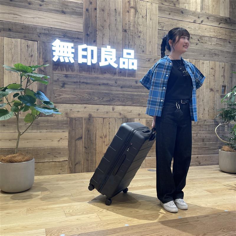 チェックのシャツを着た女性