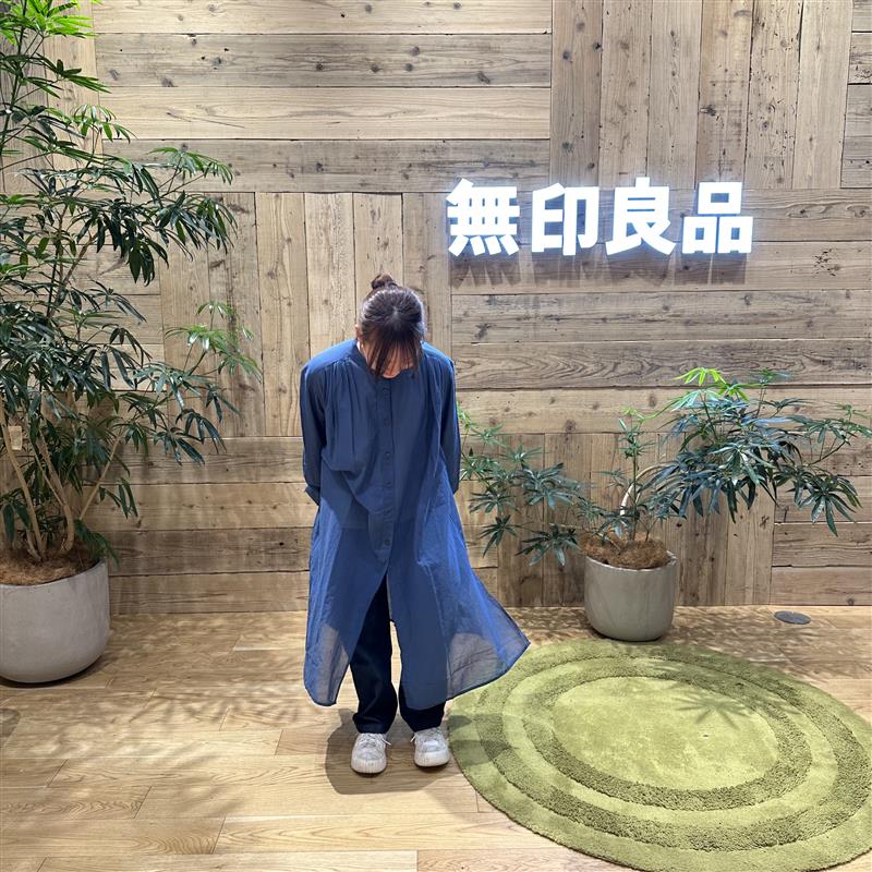 強撚シアーワンピースを着た女性