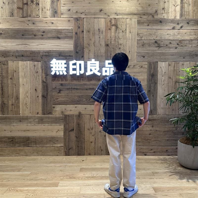 後ろを向いている少年