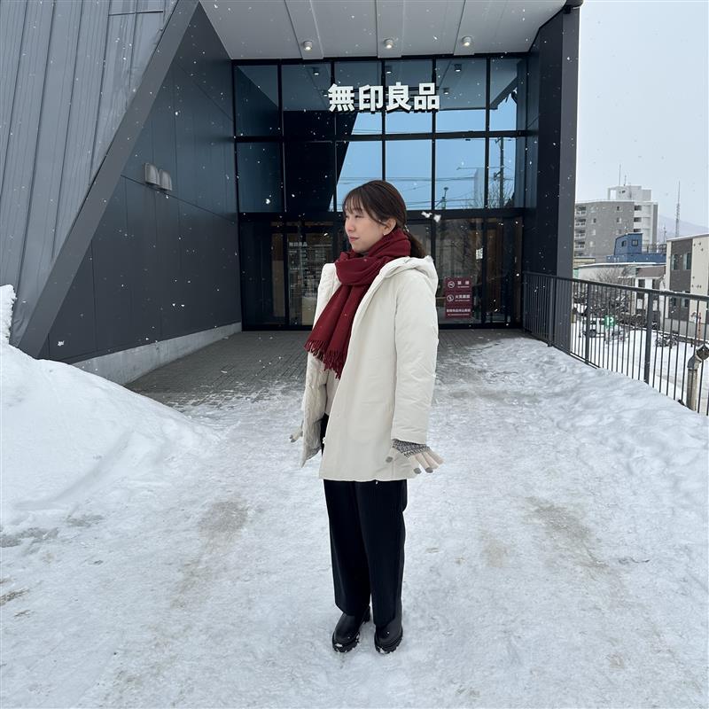 雪まつりに行く女性