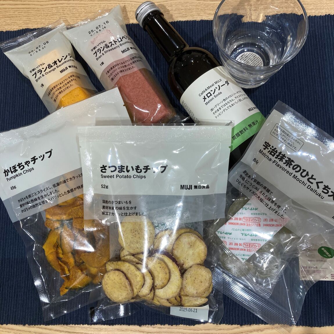 新商品のお菓子が並んでいる写真