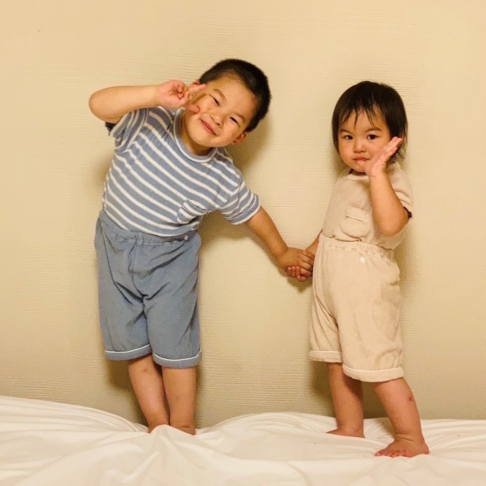 パジャマを着た子供たち