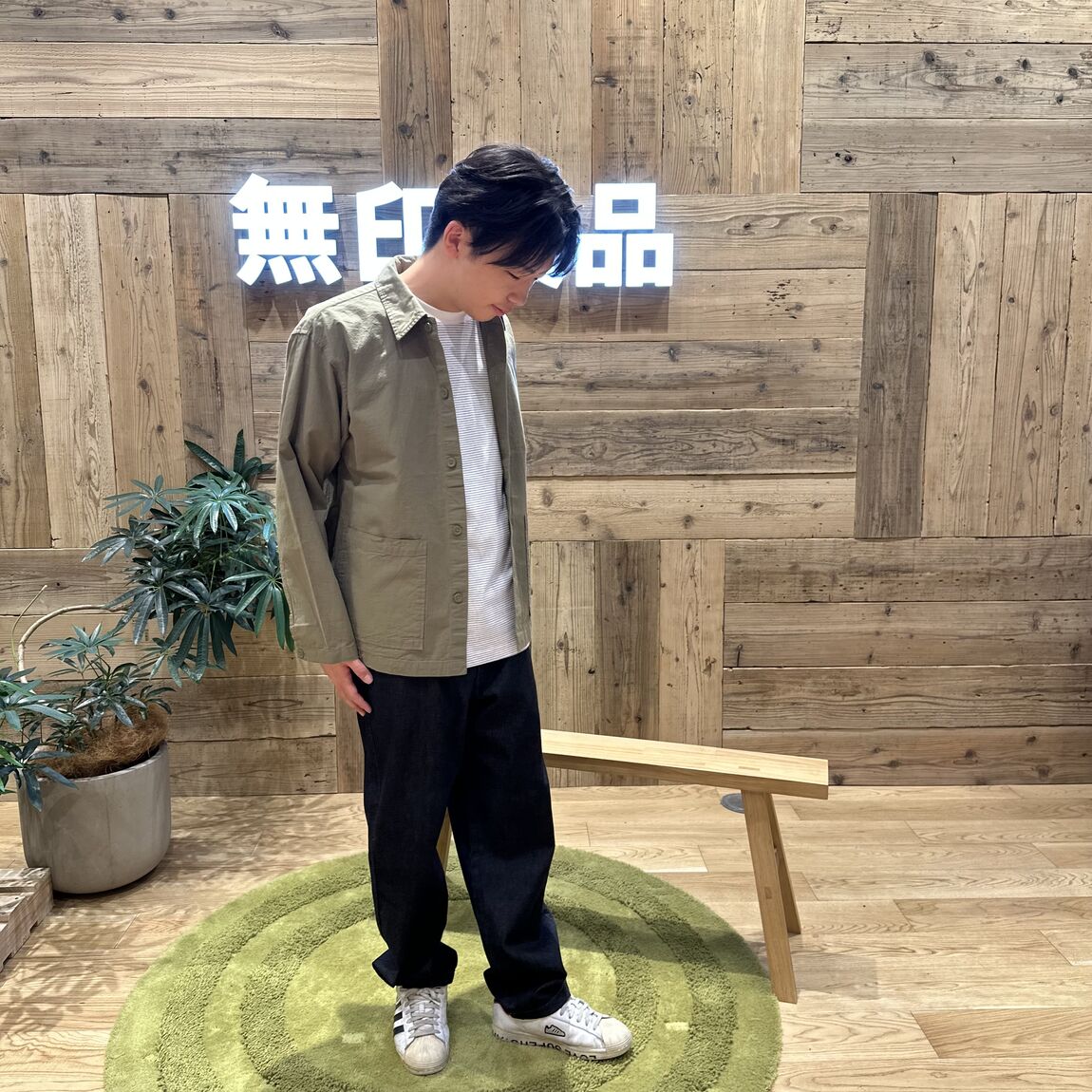 下を見ている男性