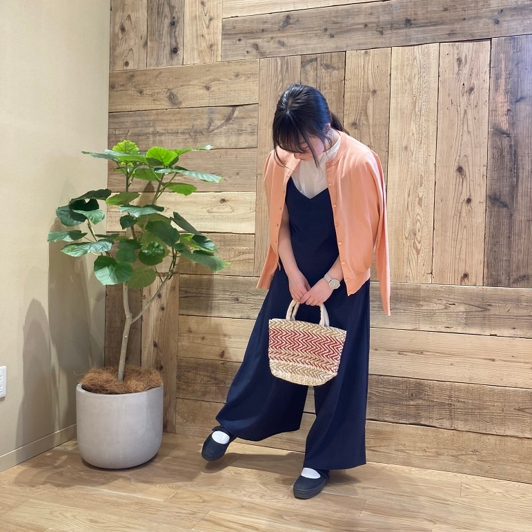 ピンクのカーディガンを羽織っている女性