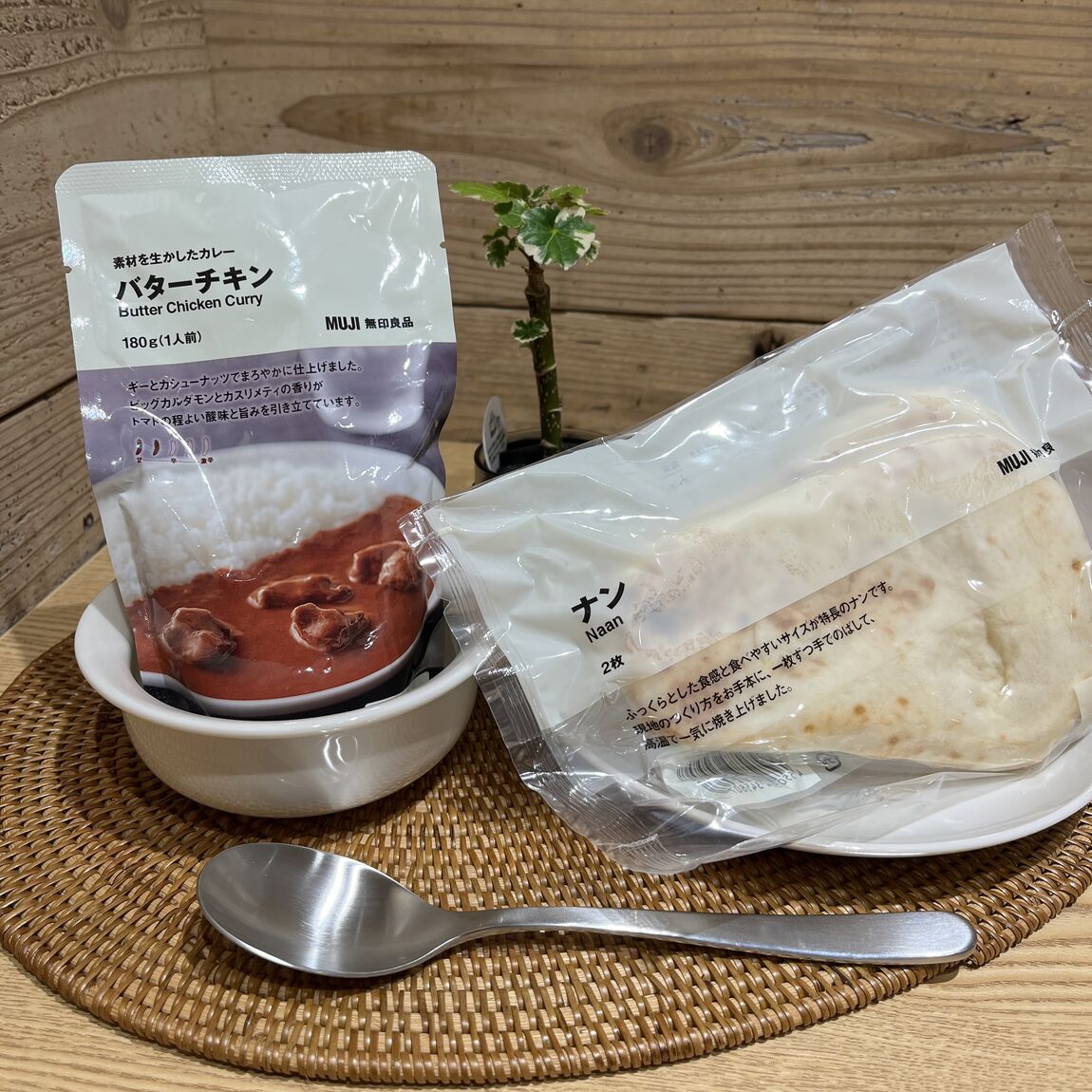 バターチキンとナンの画像