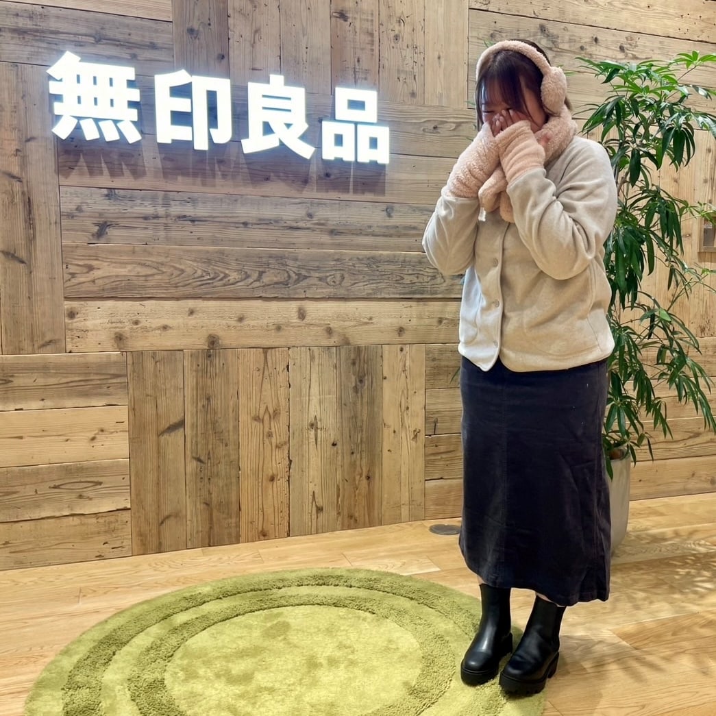 フリースを着て耳当てを付けて立つ女性