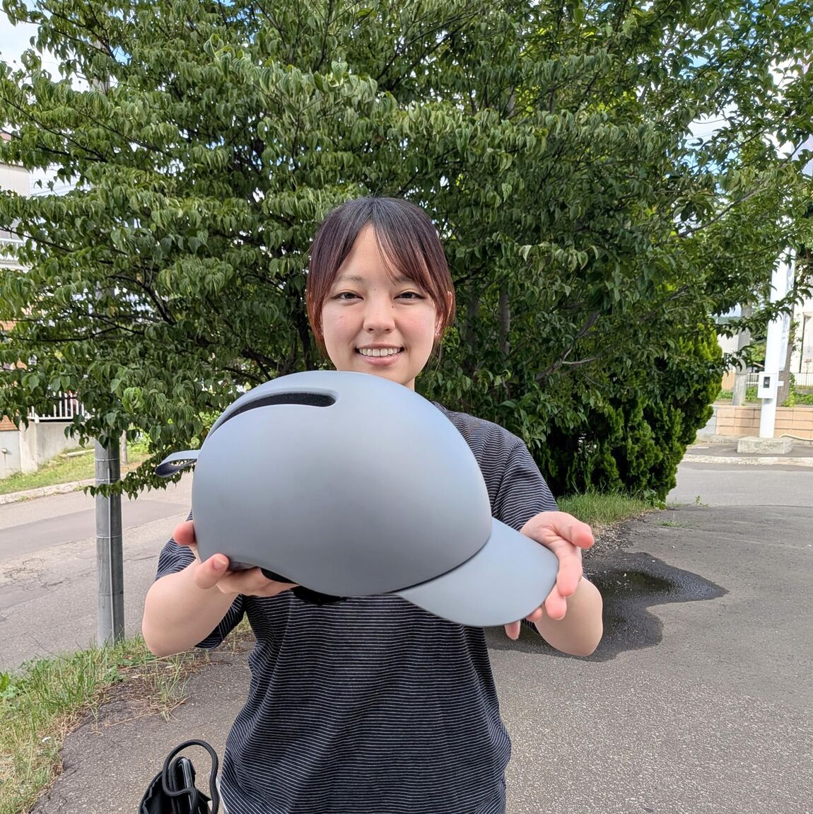 ヘルメットを持った女性
