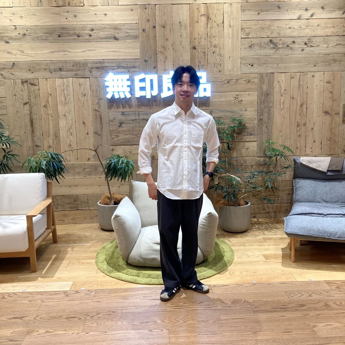 無印良品の衣服を着用した男性の写真