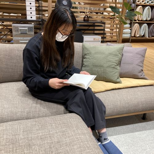 無印良品の衣服を着用している女性の写真