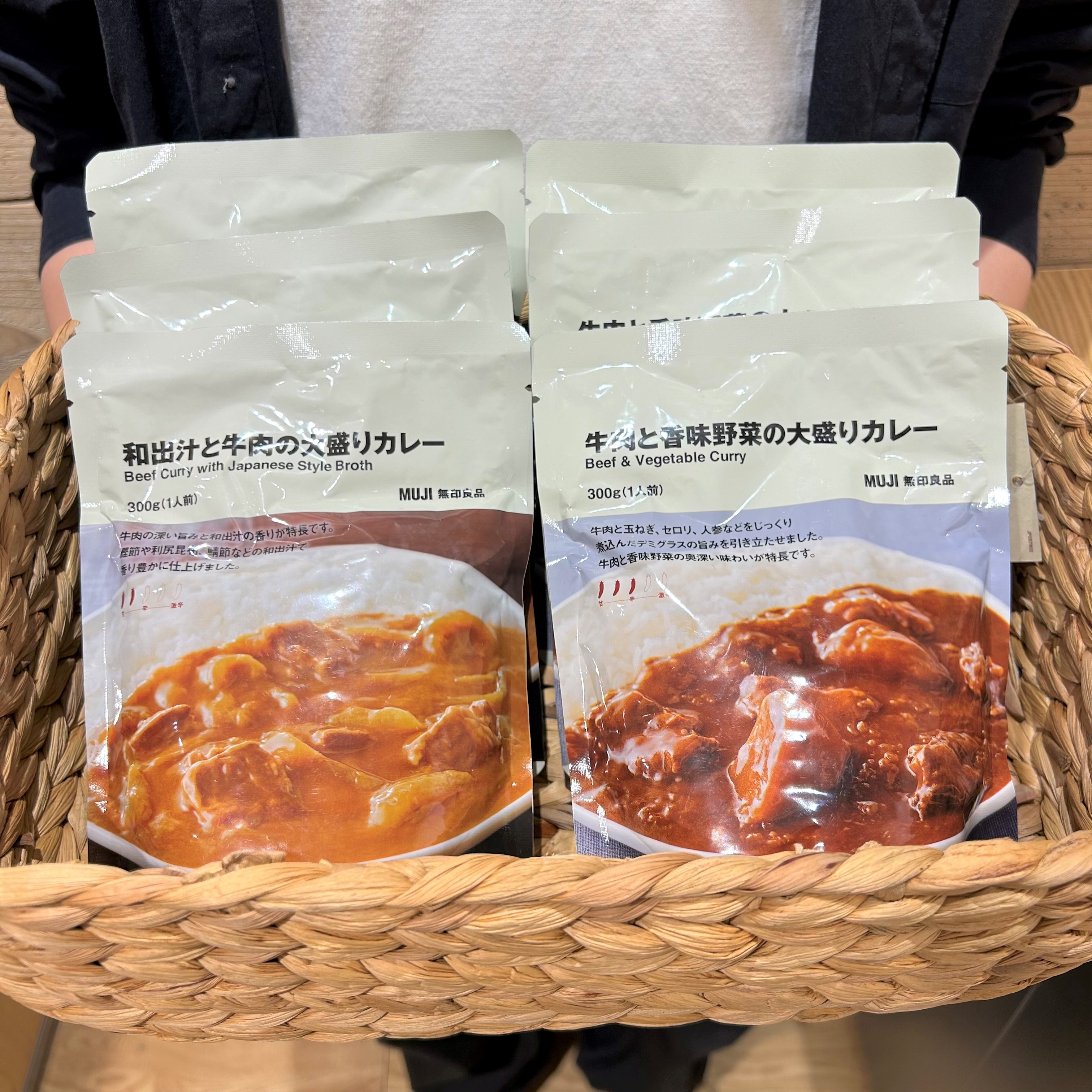 2種類の大盛りカレーの画像