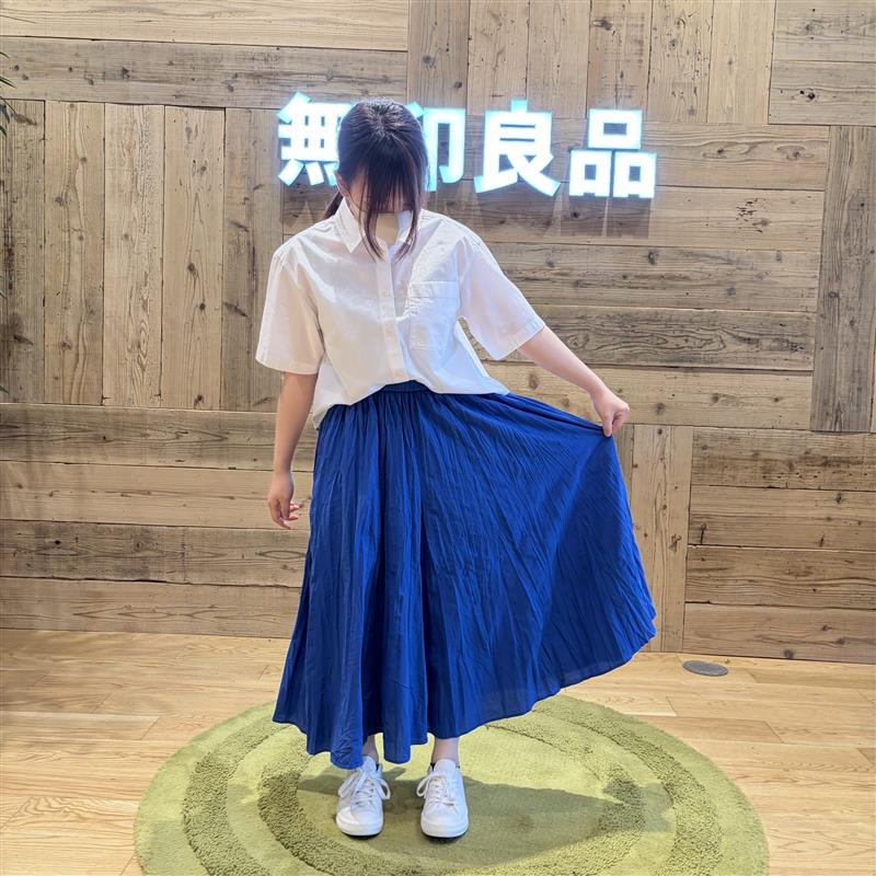 楊柳スカートパンツ姿の女性