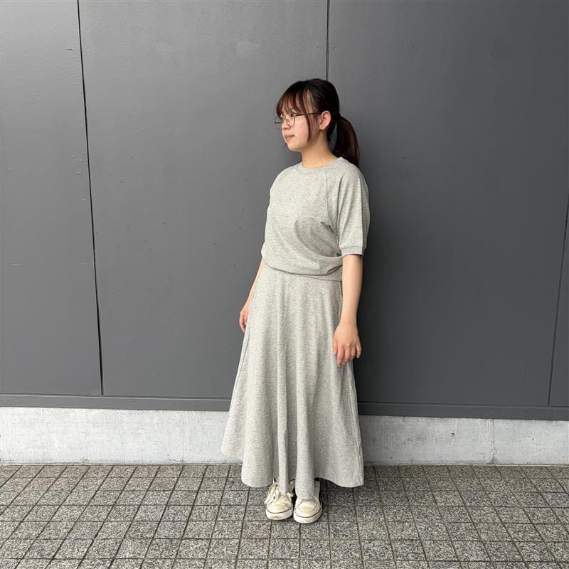 ライトスウェットセットアップを着ている女性