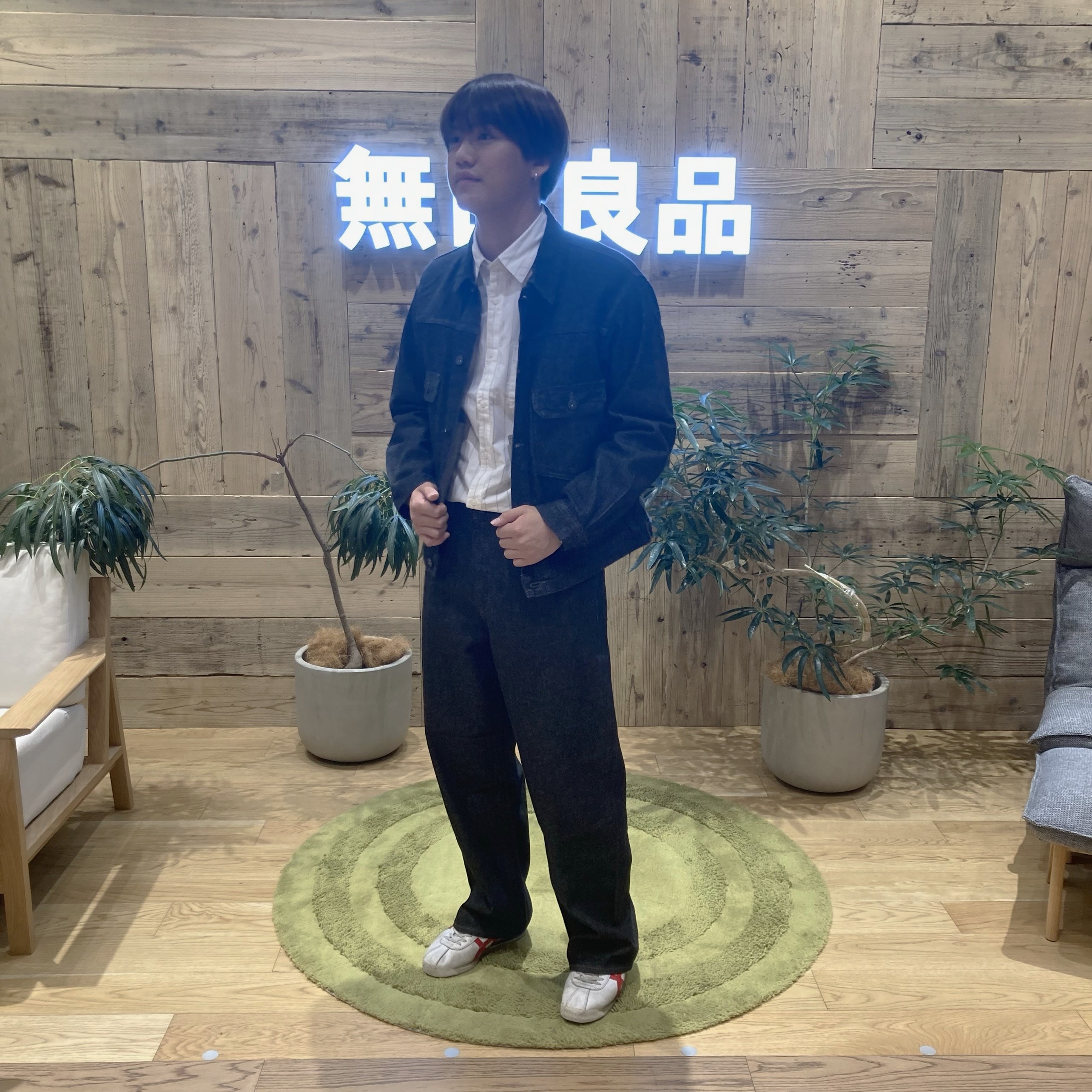 無印良品の衣服を着用した男性
