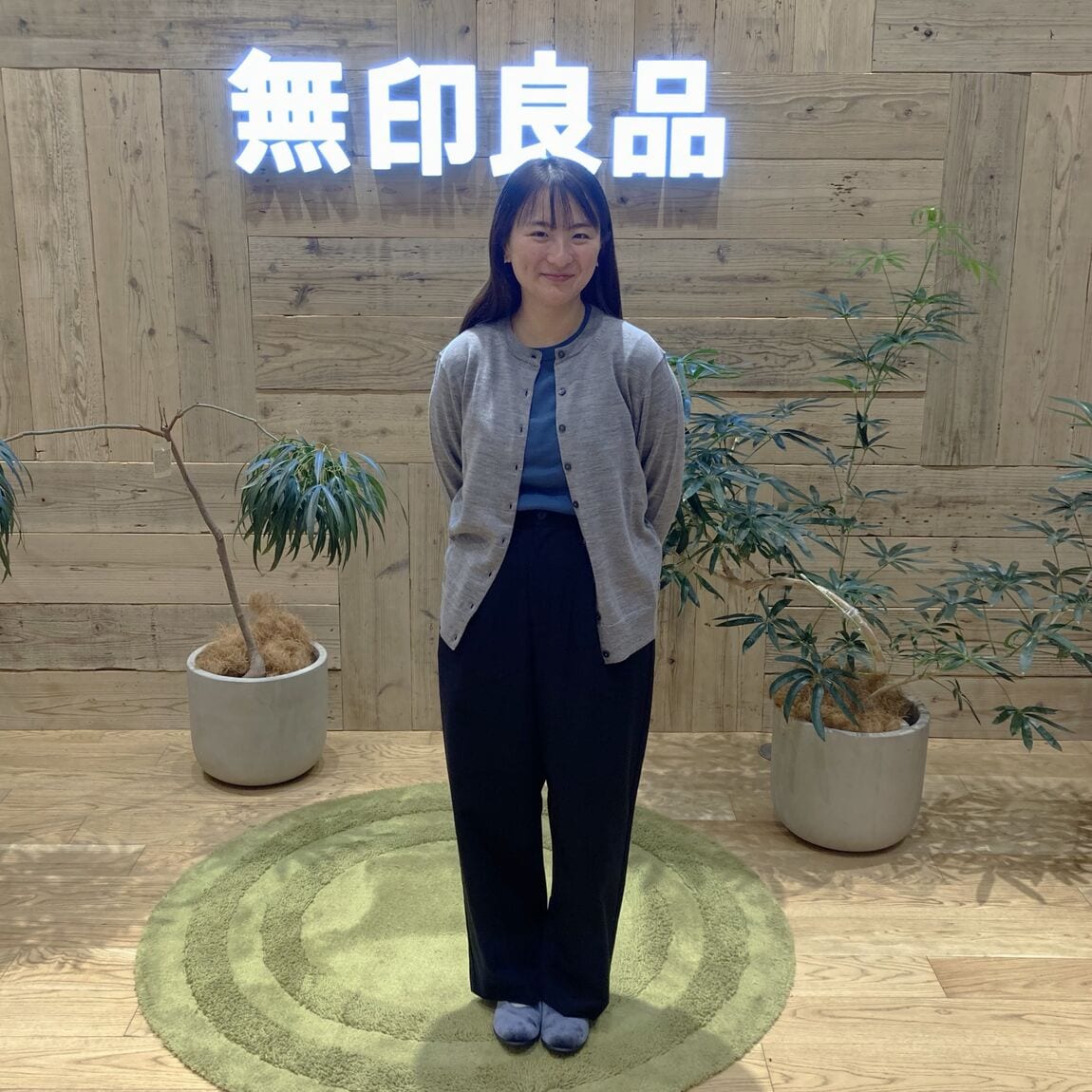 無印良品の衣服を着用した女性の写真