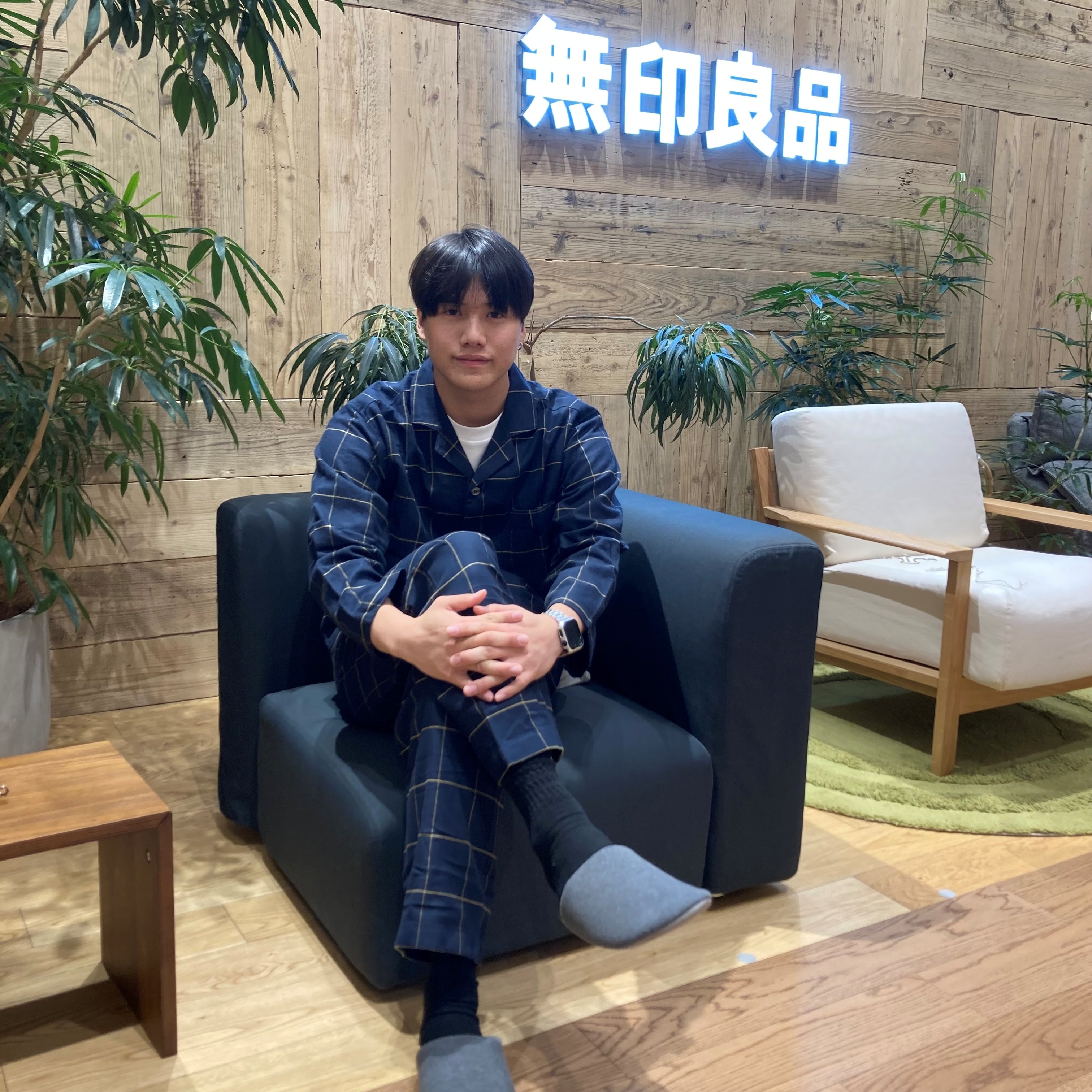 無印良品のフランネパジャマを着用する男性