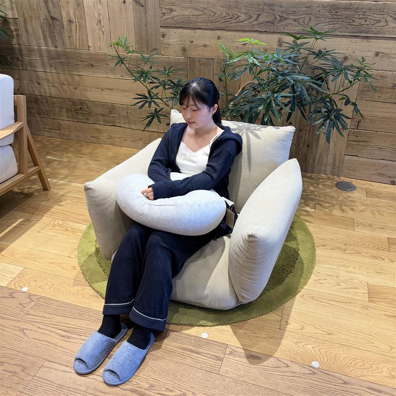 椅子に座っている女性