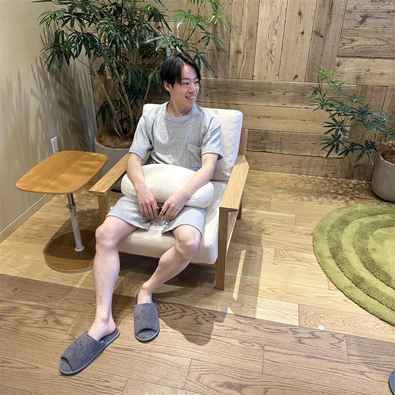 パイルパジャマを着て椅子に座っている男性