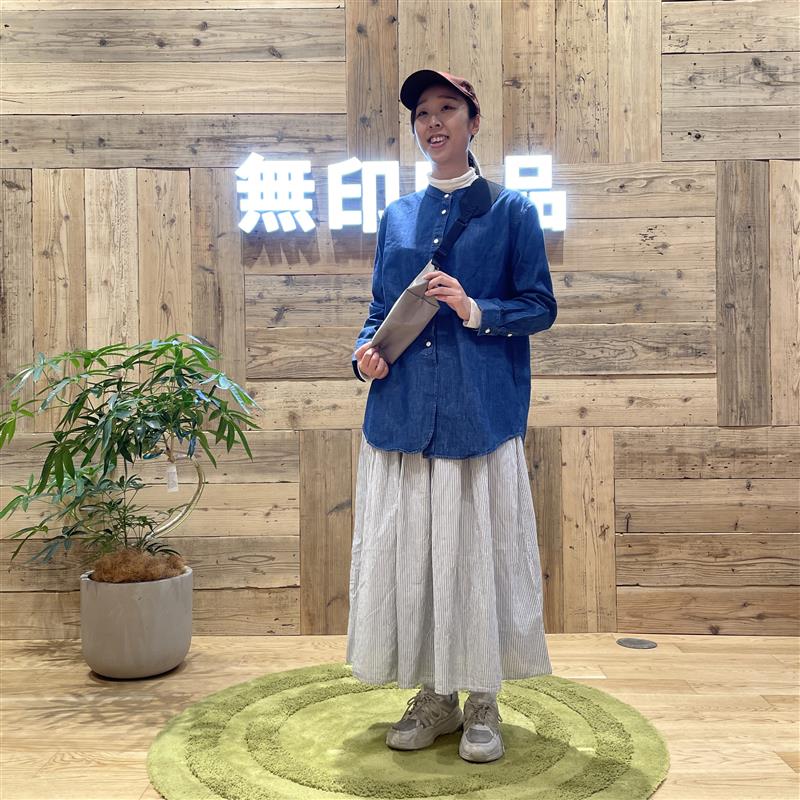 秋らしい服を着た女性