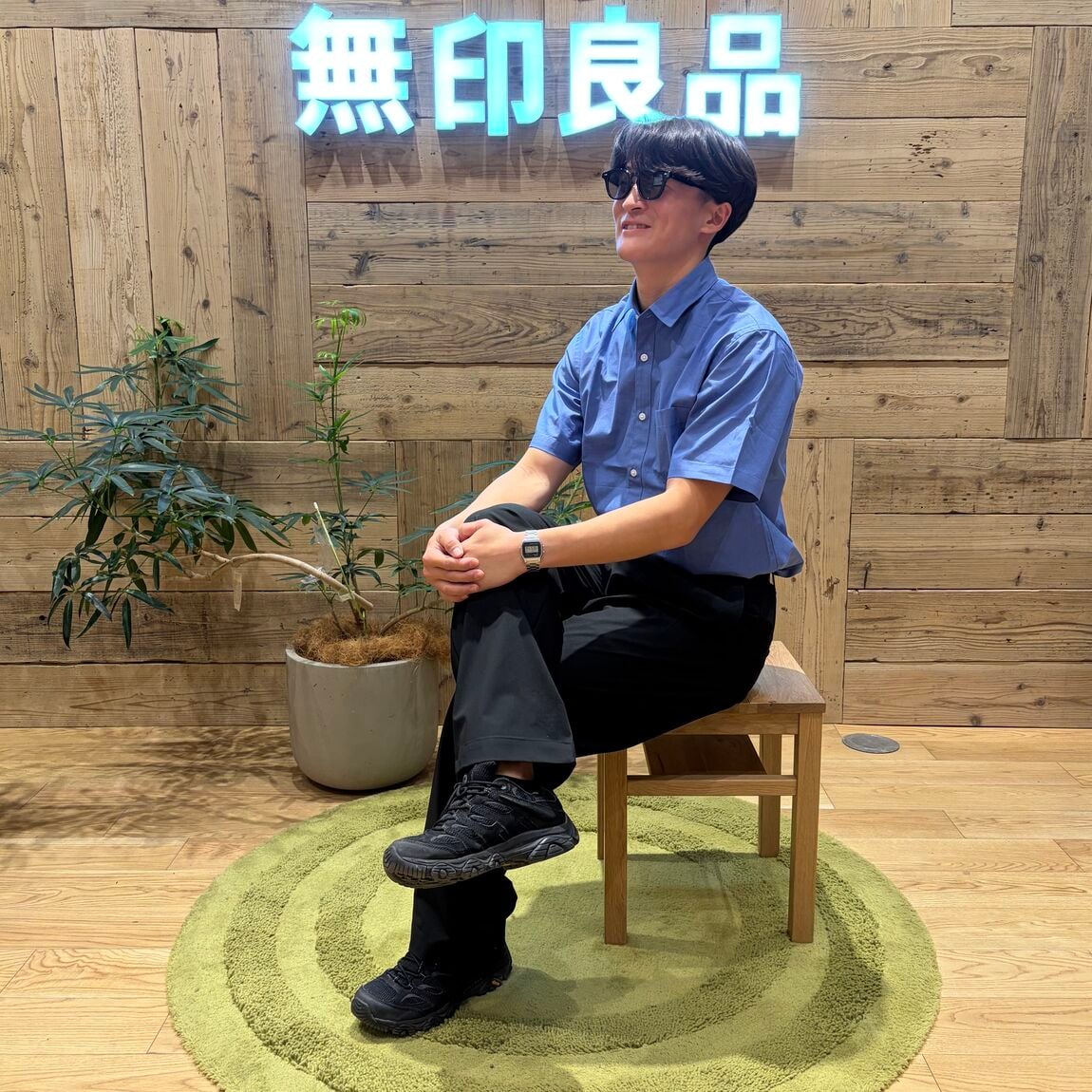 半袖シャツを着た男性の画像