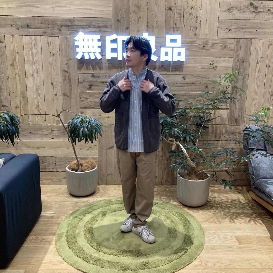 無印良品の素材に還るフリースを着て立つ男性