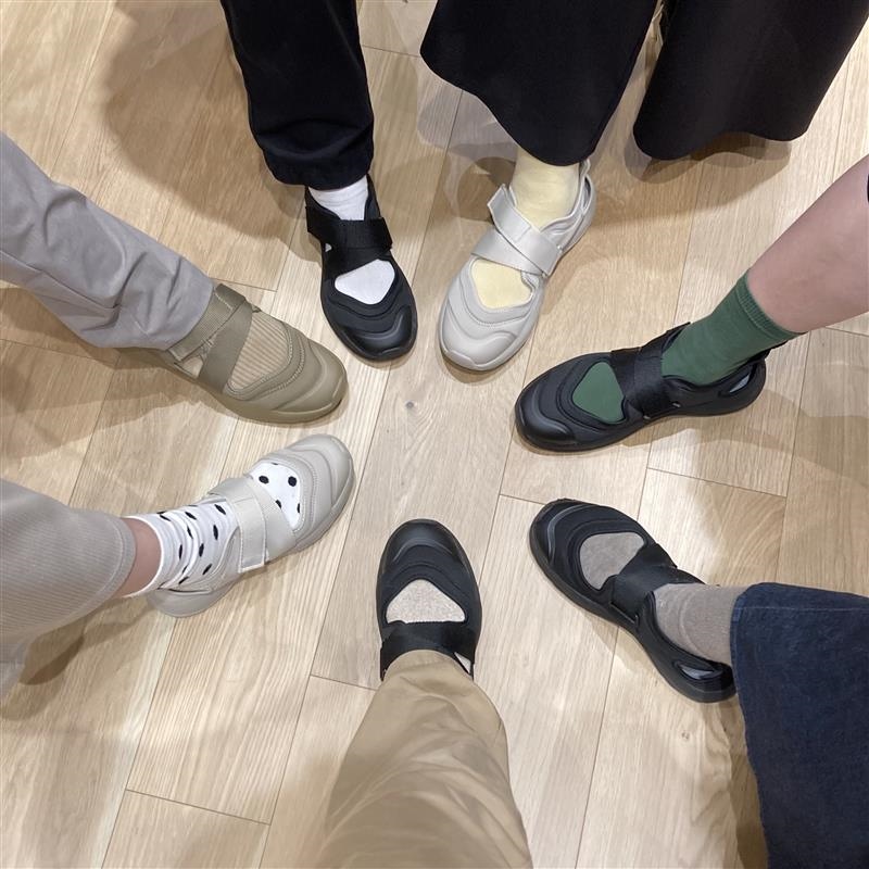 スニーカーサンダルの写真