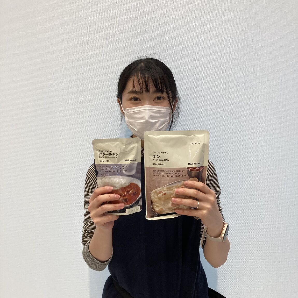 バターチキンカレーとナンを持っている写真