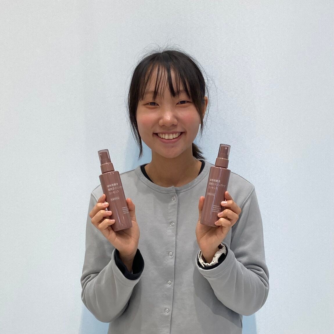 エイジングケアエッセンスを持っている写真