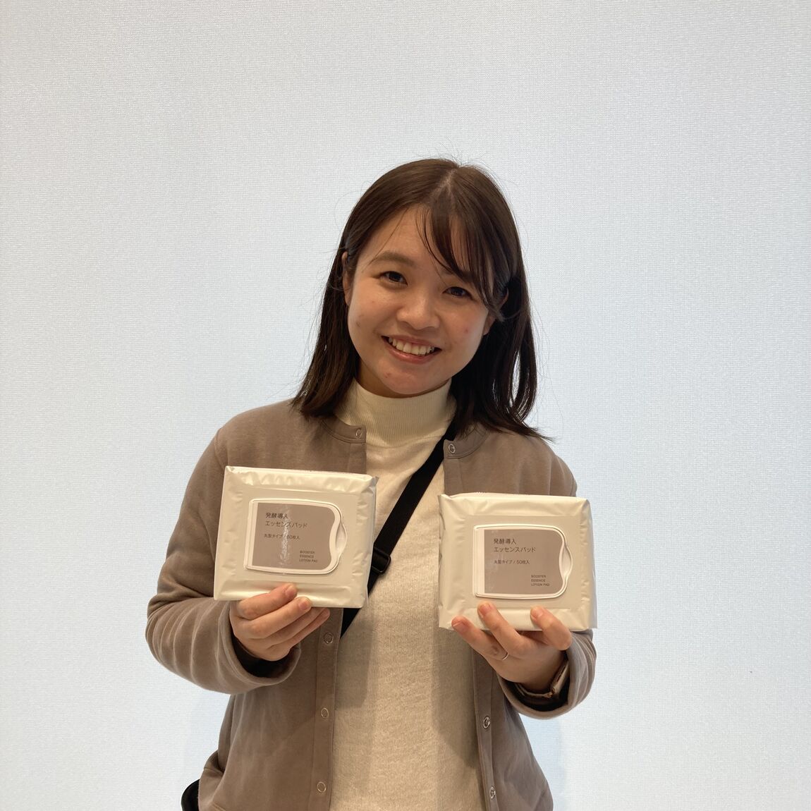 発酵導入エッセンスパッドを持っている写真