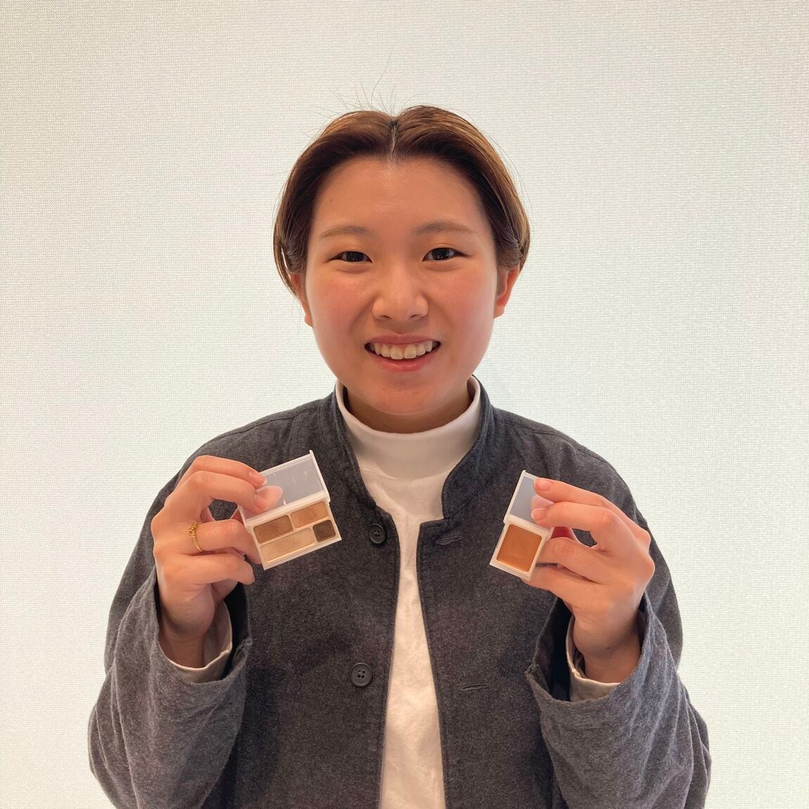 アイカラーを持っている写真