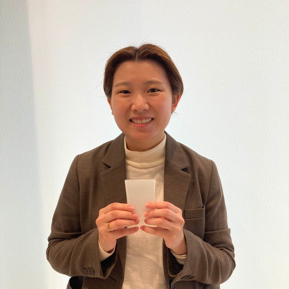 シリコーンコップを持っている写真