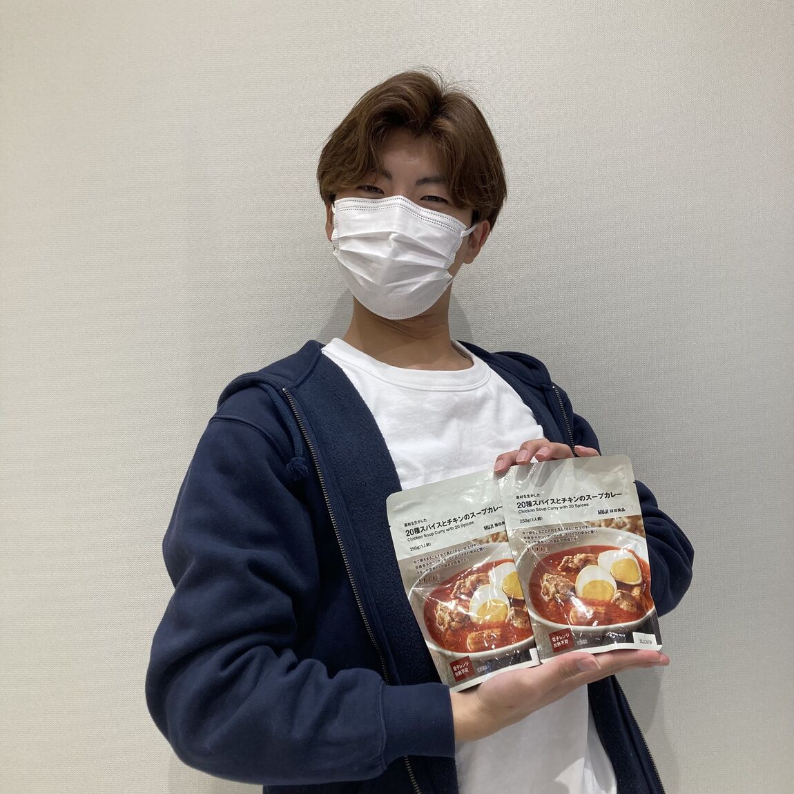 スープカレーを持っている写真