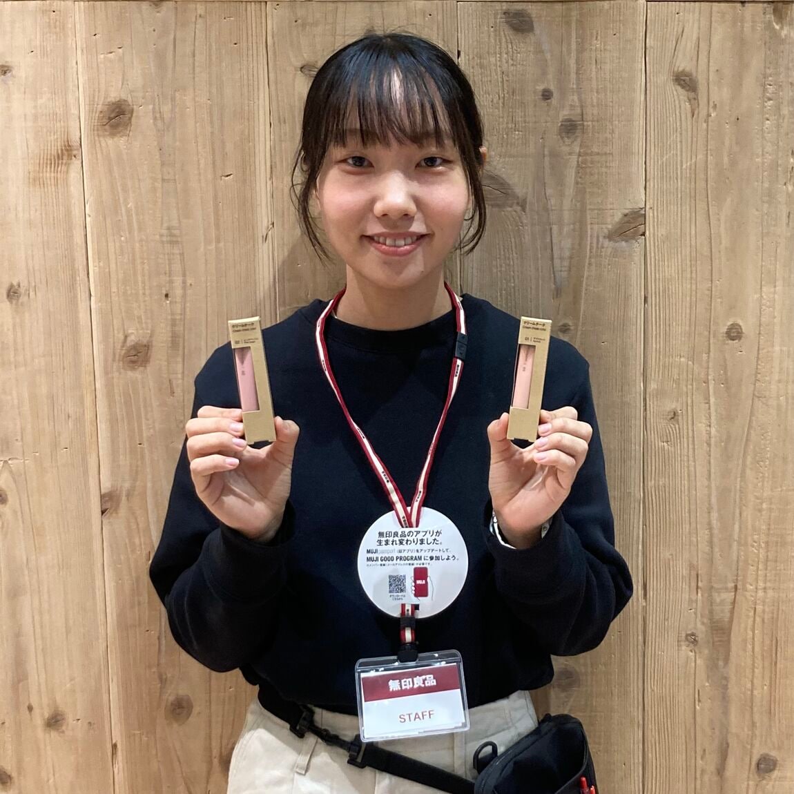 クリームチークを持っている写真