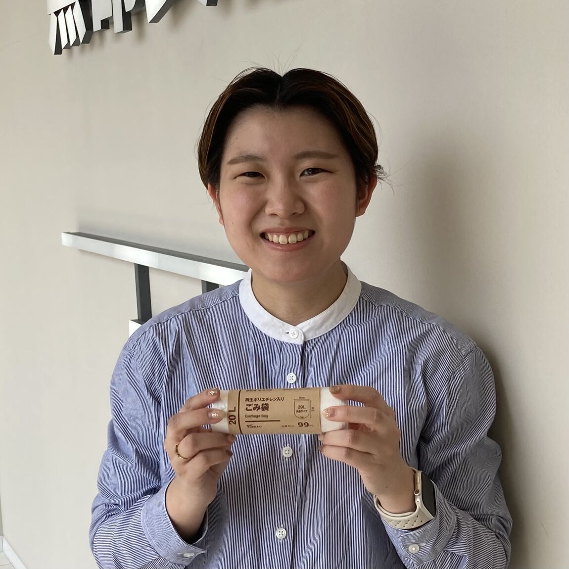 ごみ袋を持っている写真