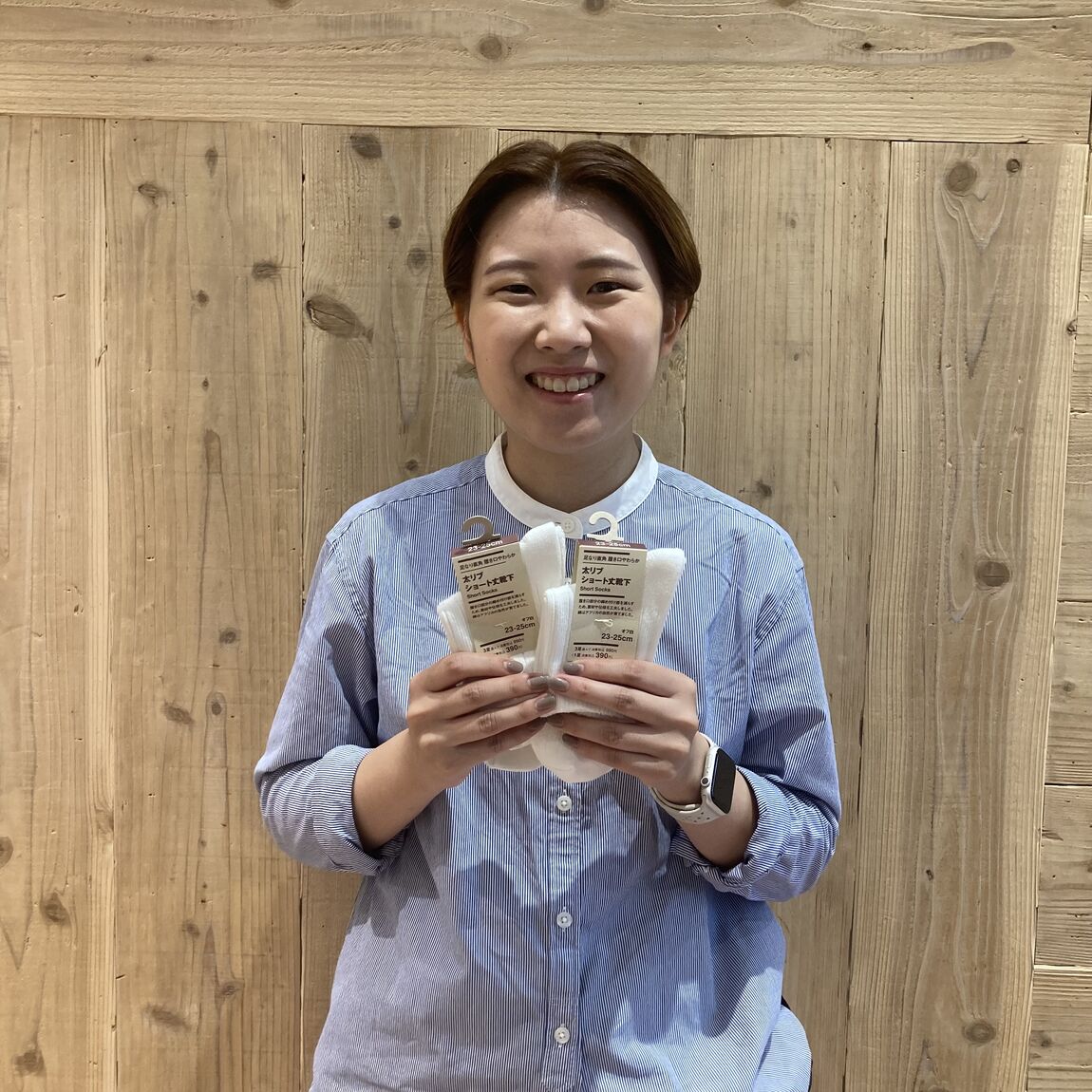 靴下を持っている写真