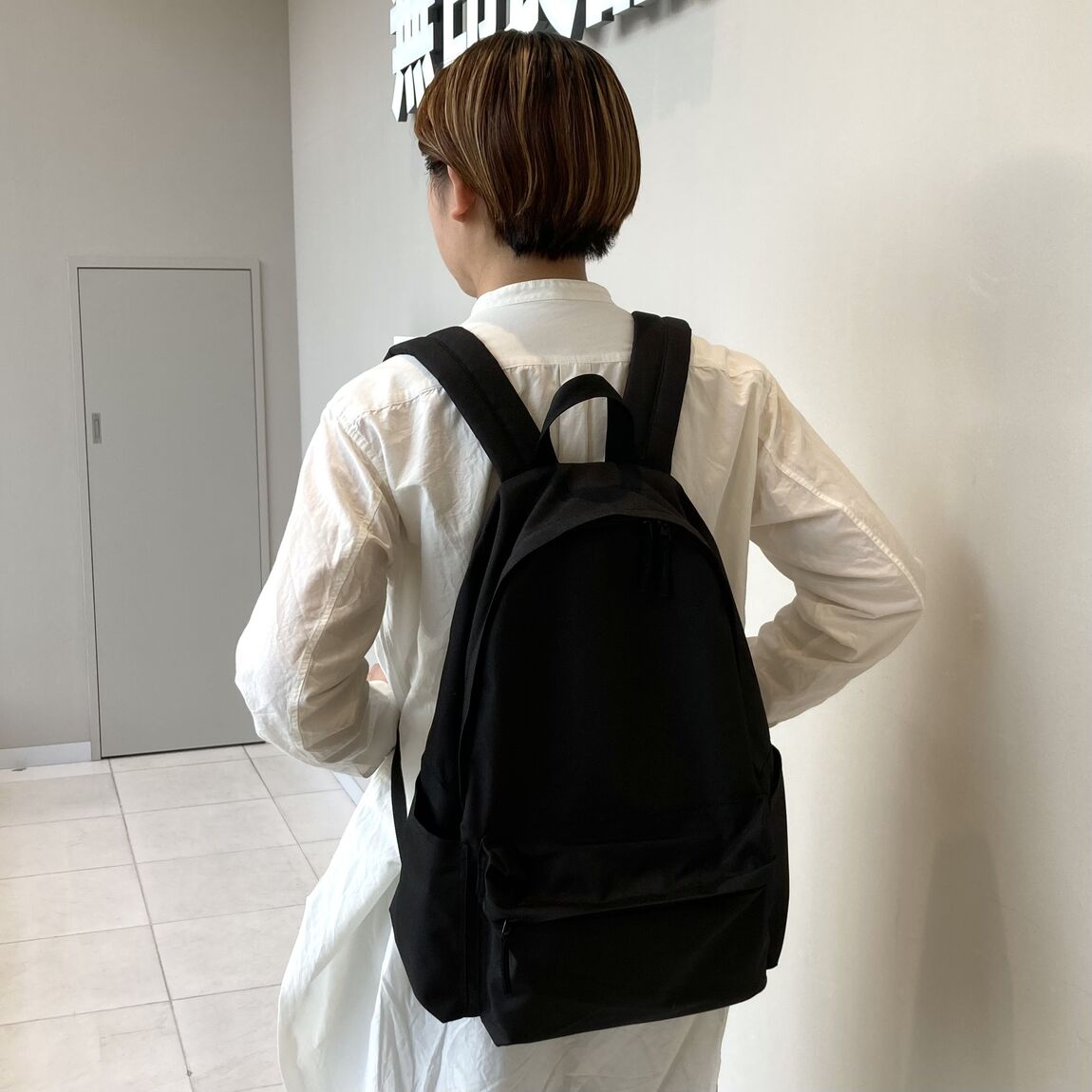 リュックを背負っている写真