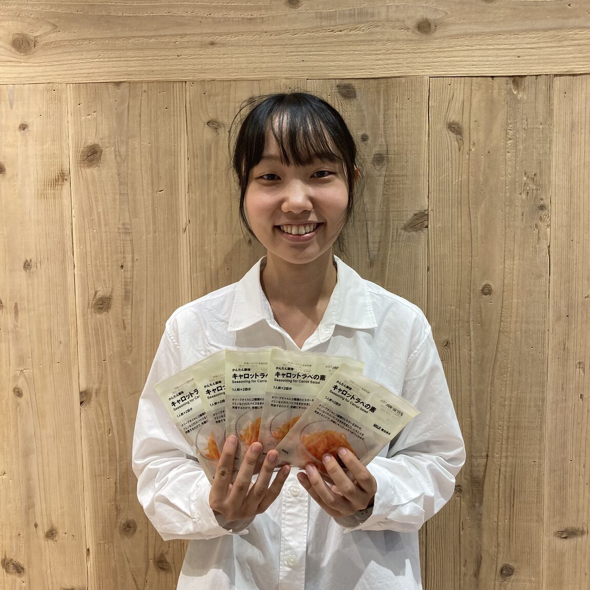 キャロットラペの素を持っている写真