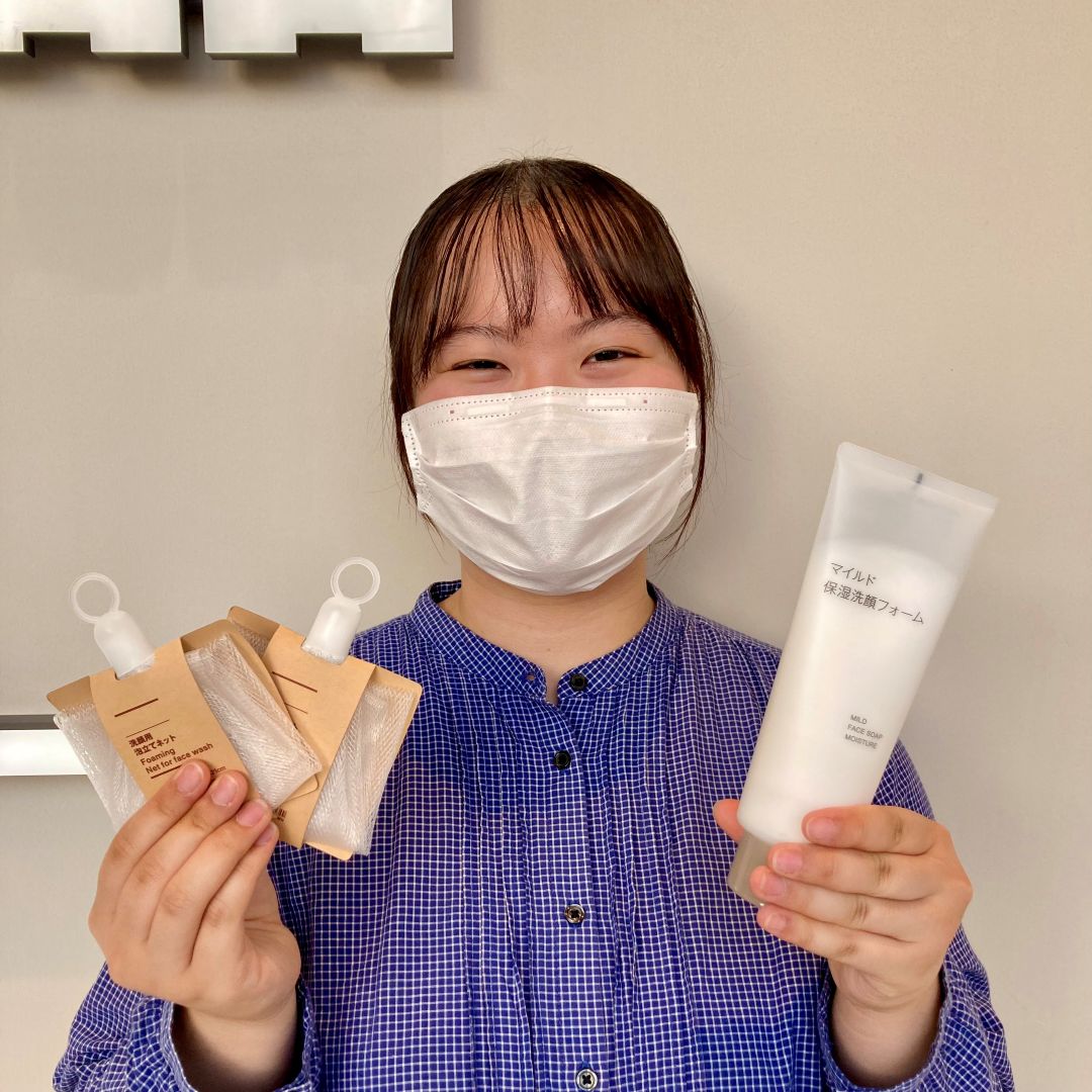 洗顔アイテムを紹介するスタッフ