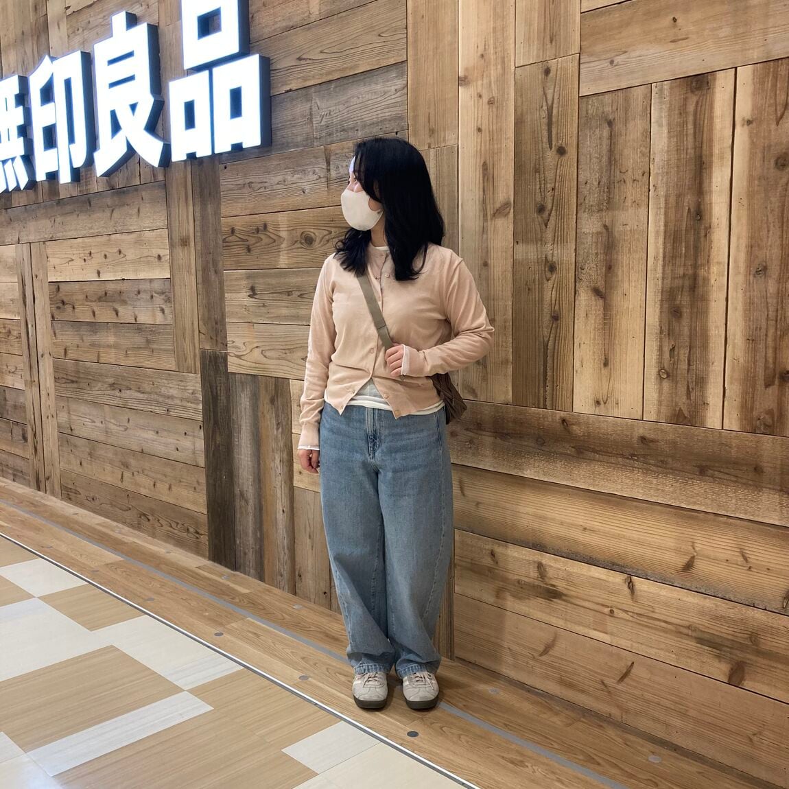 クルーネックカーディガンの写真