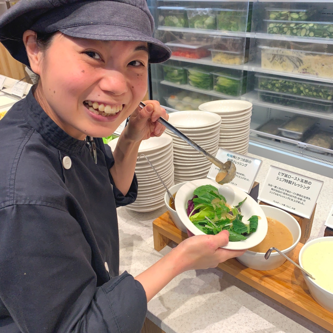 キービジュアル画像：新しい味が仲間入り。『ピザ釜ロースト玉葱のドレッシング』｜Café＆Meal MUJI