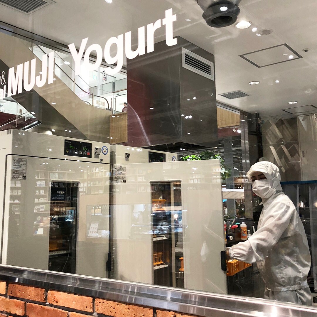 キービジュアル画像：店内の工房でつくられた、Café&amp;Meal MUJI のおいしいヨーグルトを紹介します