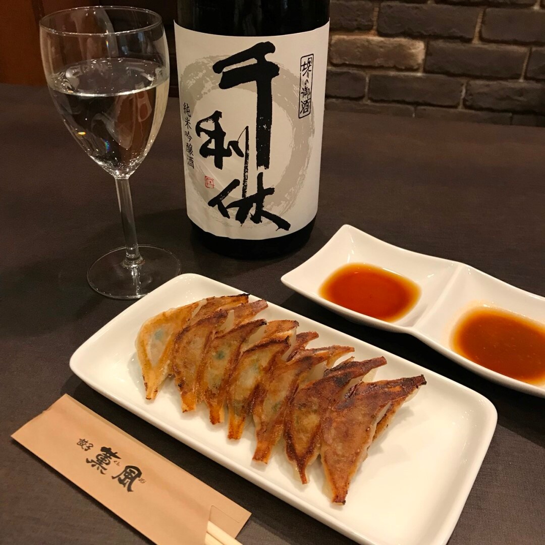 キービジュアル画像：父の日は、おいしいお酒とビールで乾杯。堺東・餃子薫風の『焼き餃子』を限定販売します