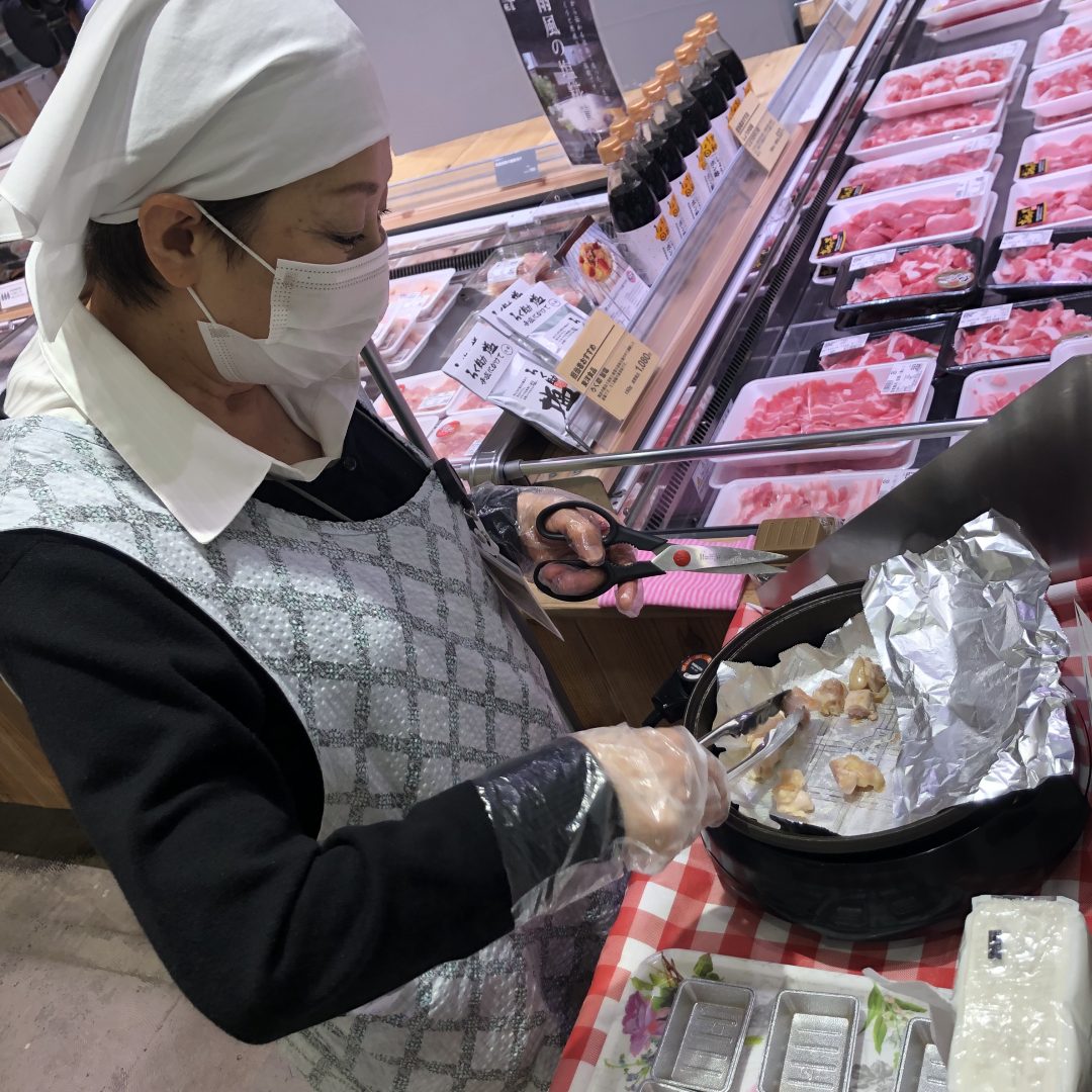 キービジュアル画像：精肉売場では『国内産あじわい丹波鶏』の試食販売も。｜火曜生鮮市