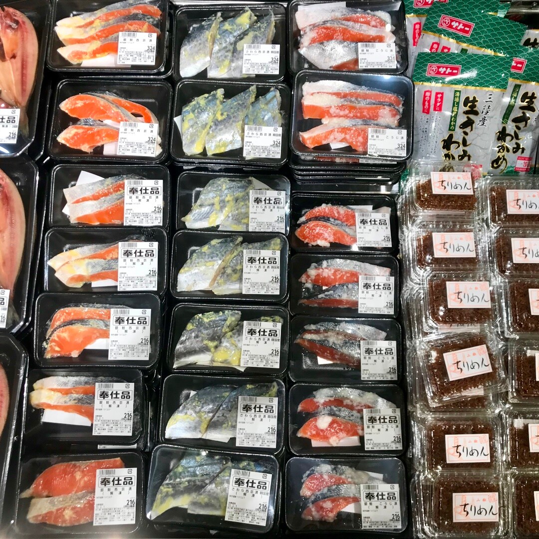 キービジュアル画像：お昼には売り切れてしまう人気のお魚です｜火曜生鮮市
