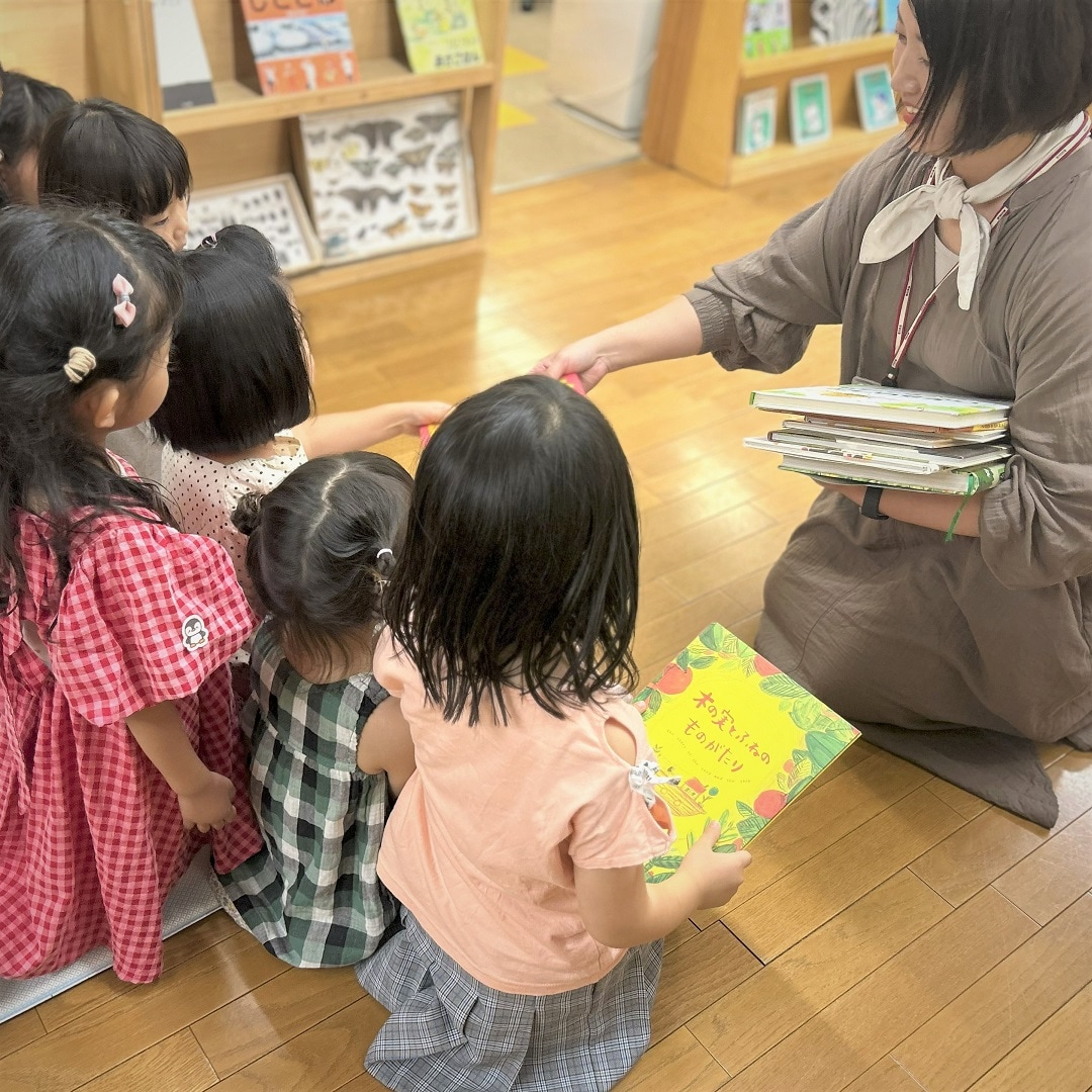 絵本をプレゼントしました