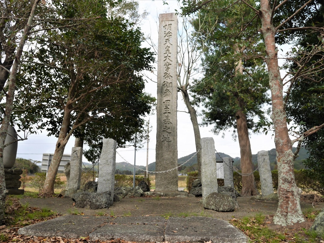 キービジュアル画像：ひっそりとたたずむ石碑が当時を語ります | 明治天皇主基斎田祉