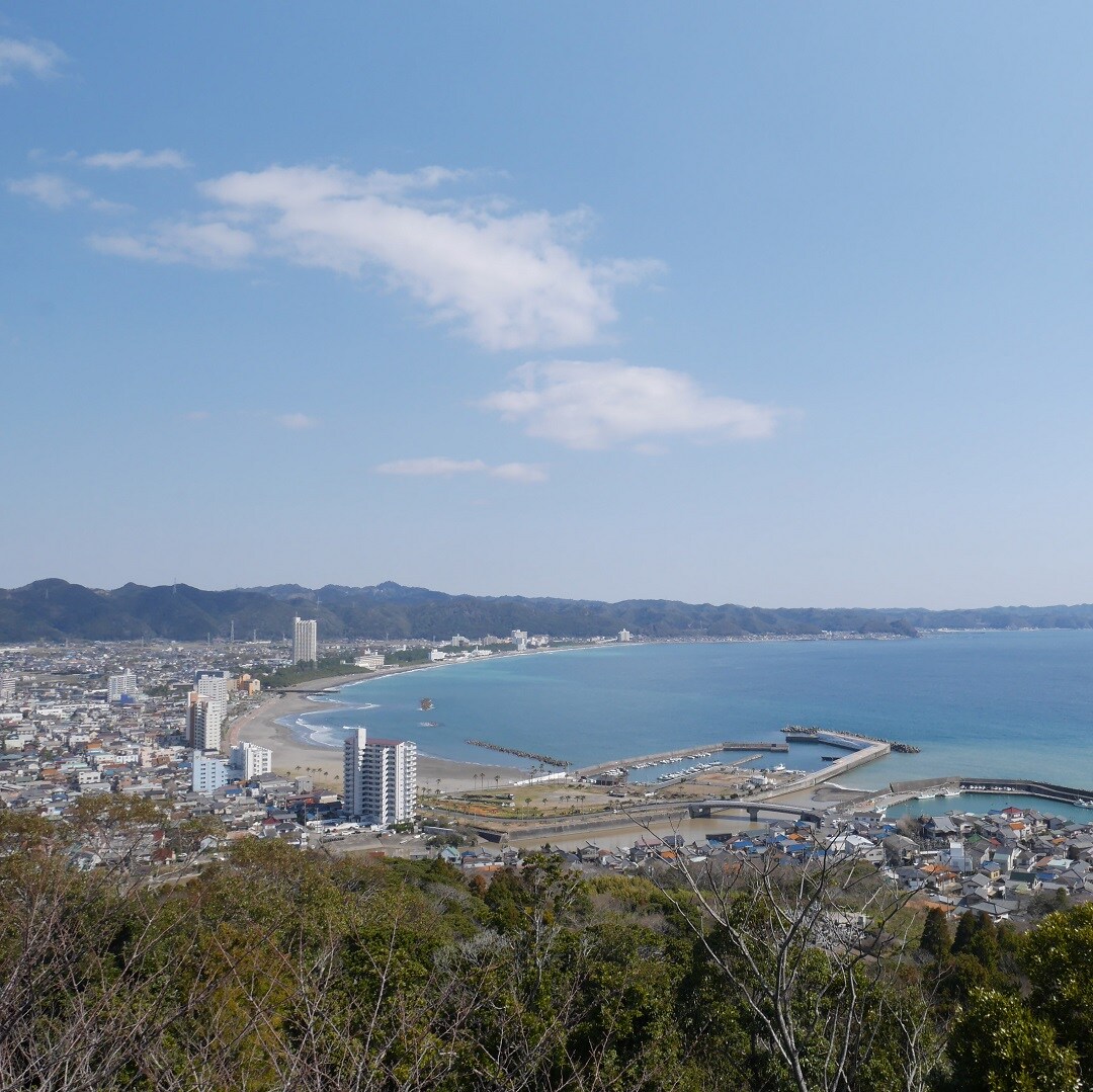 キービジュアル画像：鴨川の街を見渡せる『魚見塚（うおみづか）展望台』から見た海は春の陽光に輝いていました | 里山きさっせぇ