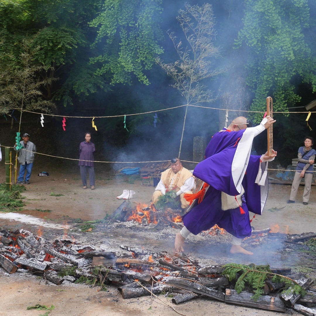 キービジュアル画像：心身の浄化により生まれ変わります | 大山不動尊火渡り祭　その三