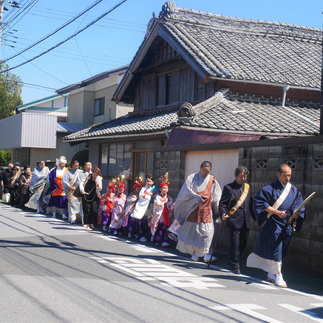 キービジュアル画像：桜舞うお稚児行列『鏡忍寺 開山会』 | 里山きさっせぇ