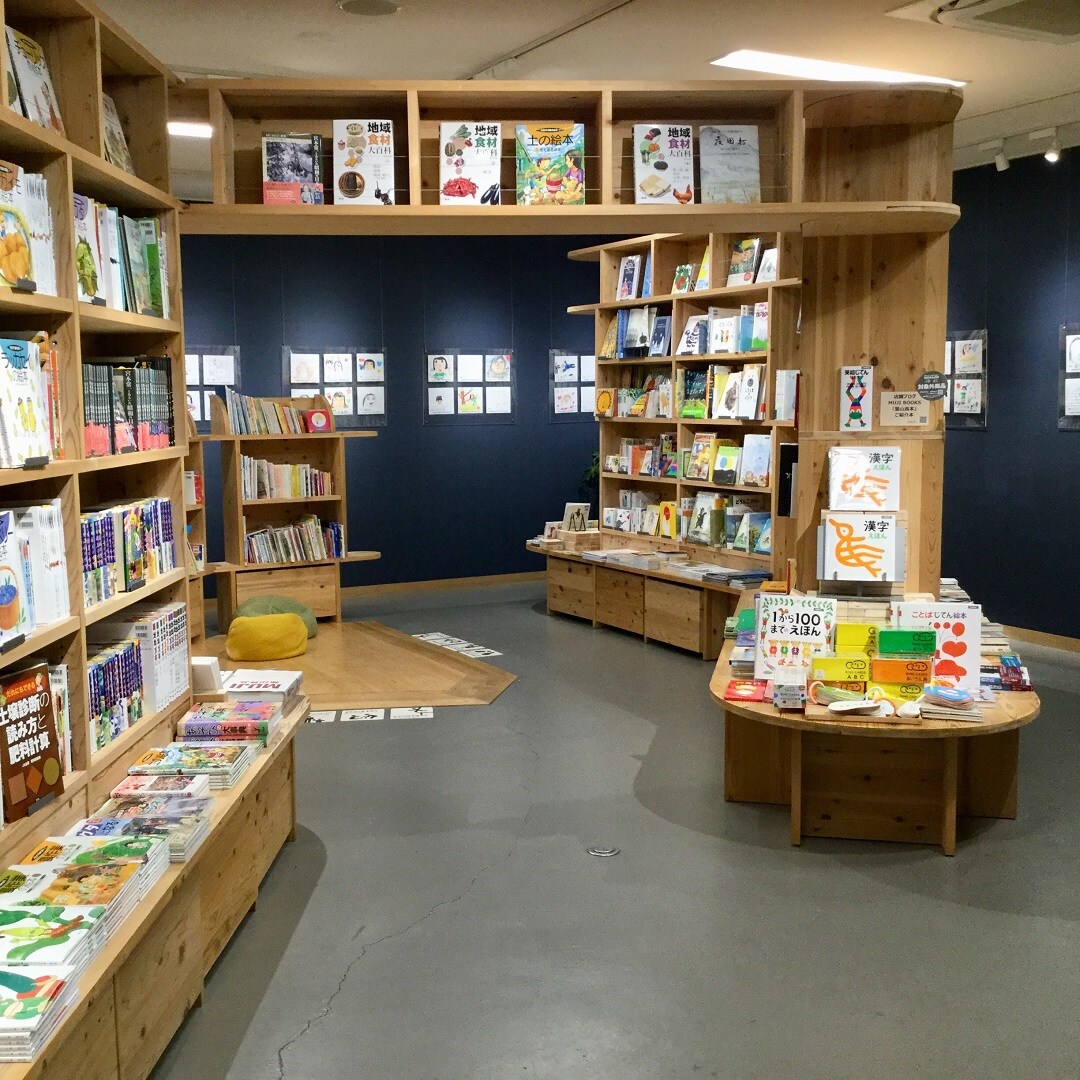【みんなみの里】似顔絵展示