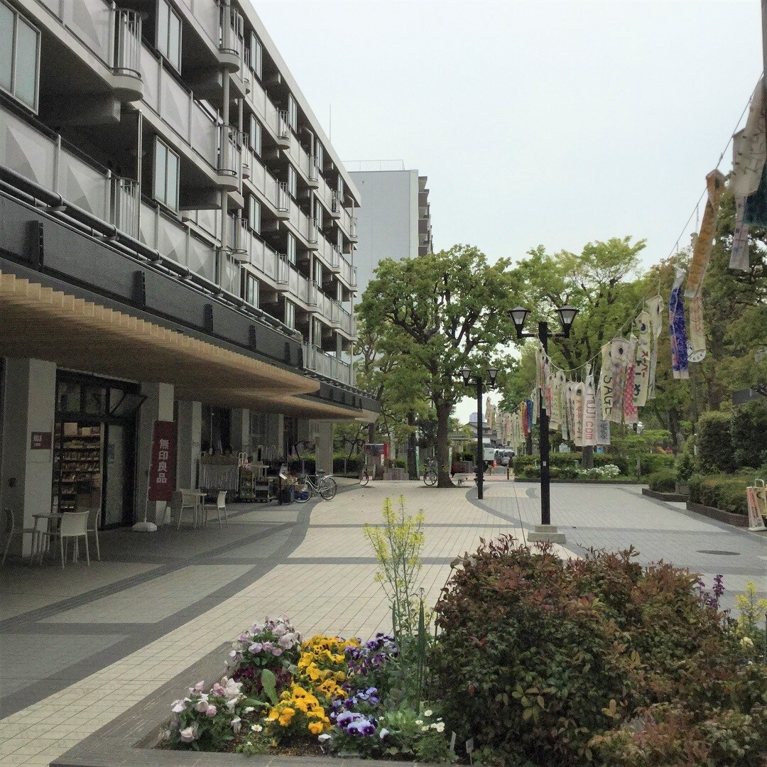 【MUJIcom光が丘ゆりの木商店街】店の前の鯉のぼり